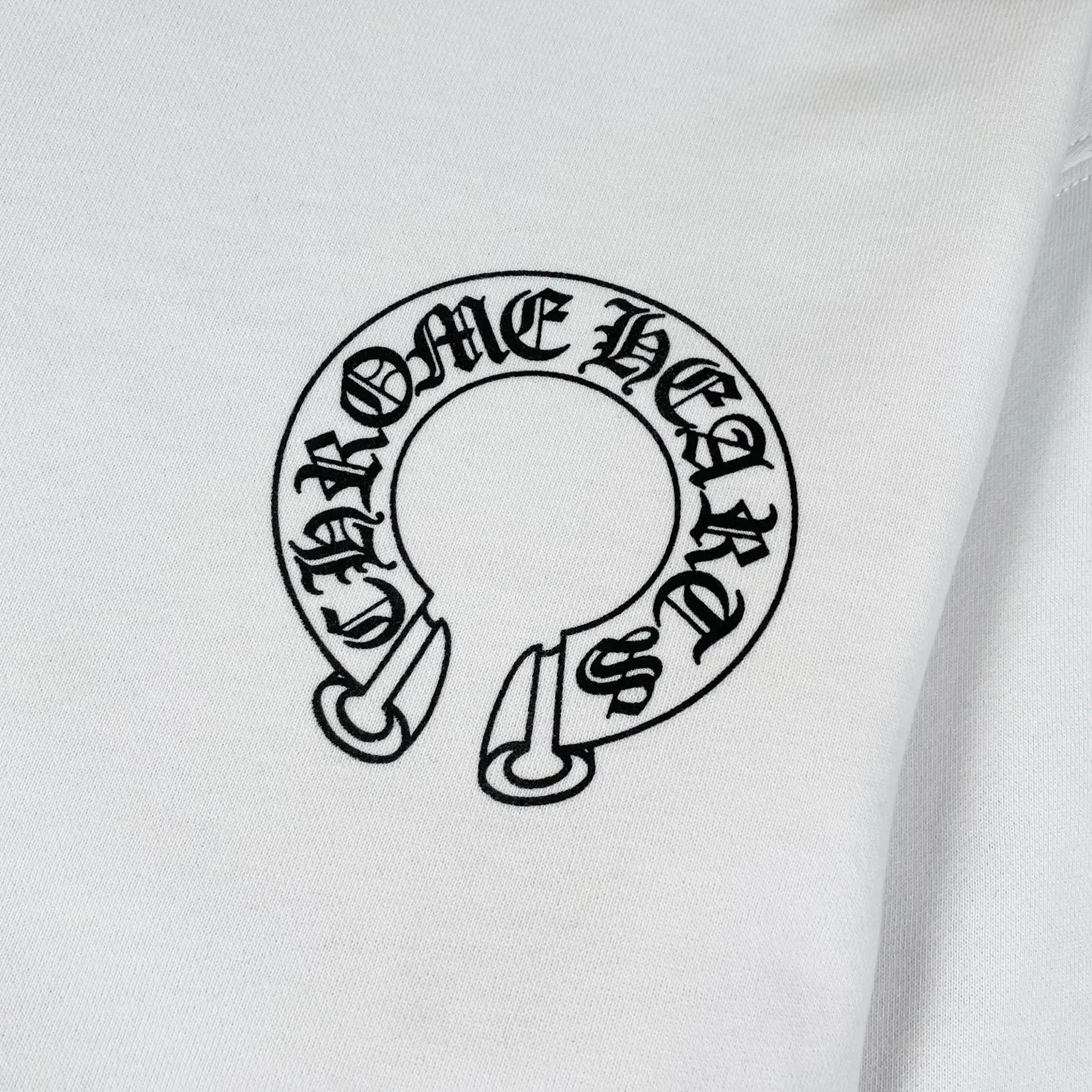 🅿️220 Chrome Hearts White arm cross flower Large horseshoe print on the back Harajuku style round neck sweatshirt Selected Xinjiang Chinese cotton fabric B1151 soft and delicate to the touch The upper body is full of texture Very light, comfortable and sporty loose version is not tight Easy to control without pressure The whole clothes is flat and has three-dimensional tailoring The upper body is awesome (the real top quality cannot be compared with the ordinary products in the market) Uses high-end printing Quality assurance The cuffs, neckline and hem are made of high-end ribbed fabric, which is comfortable and skin-friendly. It is not afraid of ironing. It is wear-resistant and can be washed with water. You can buy it with confidence!  Restore the most authentic 100% texture/customized official website original three-label hem, collar, cuffs, ribbed pattern production/cap hole electroplated hardware/customized zipper (purchasing-grade quality ❗️No pressure to enter and exit the counter at will) Quality control is in place, feel free to buy ✅ Color: White Size: S—L